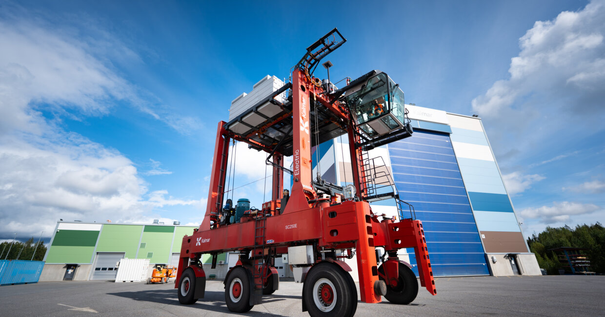 Kalmar introduces significant updates to the Electric Straddle Carrier Charge Family